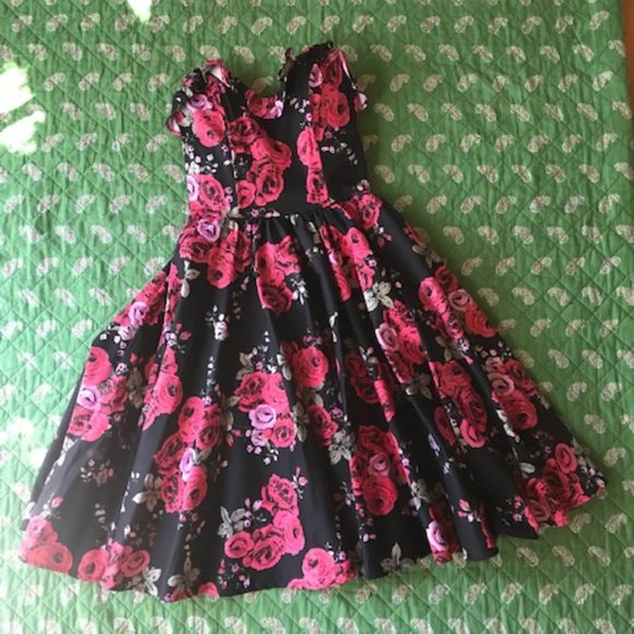 Pinup Couture Bela Strapless Bustier Swing Dress in Red Roses Sateen - Picture 4 of 11